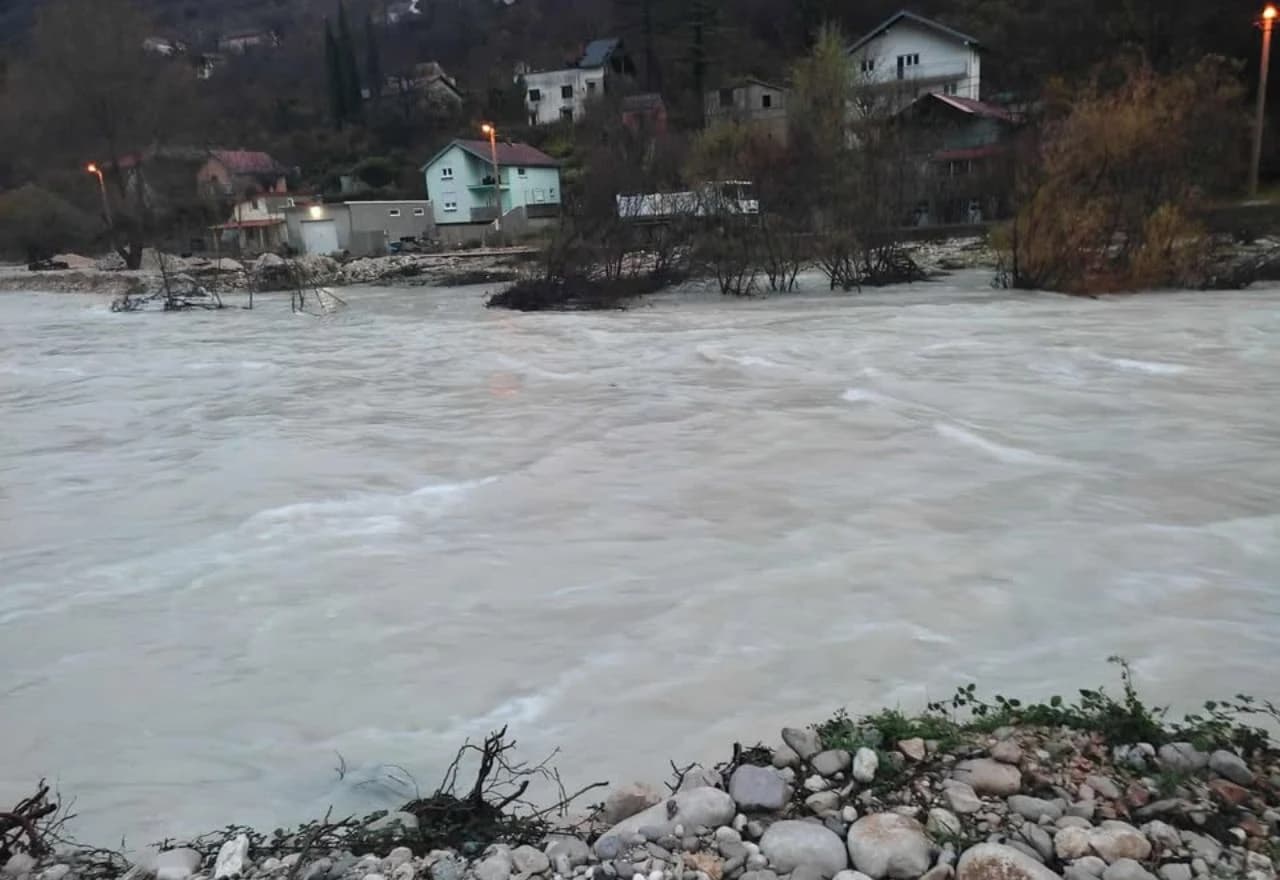 Izlila se Drežnica, građani mole za pomoć