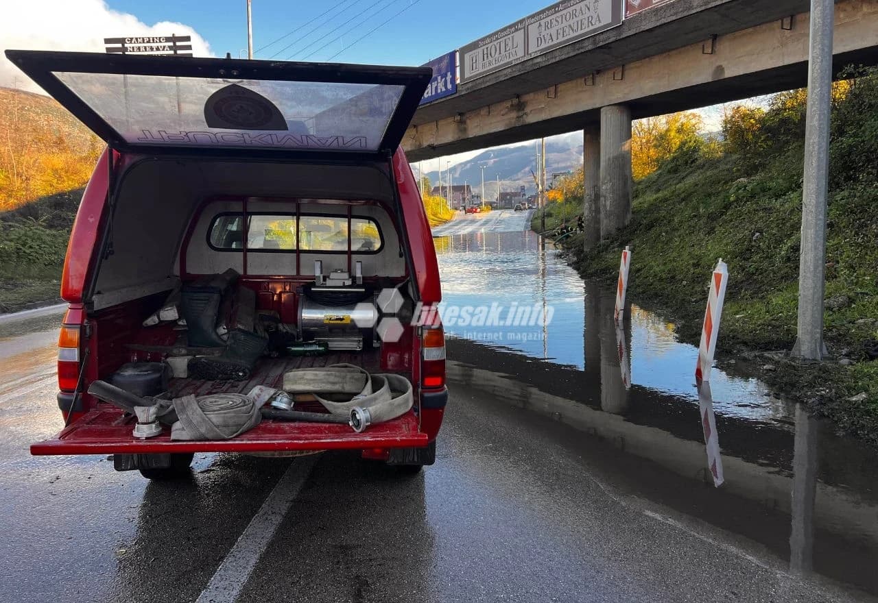 Vatrogasci ispumpavaju vodu s prometnice