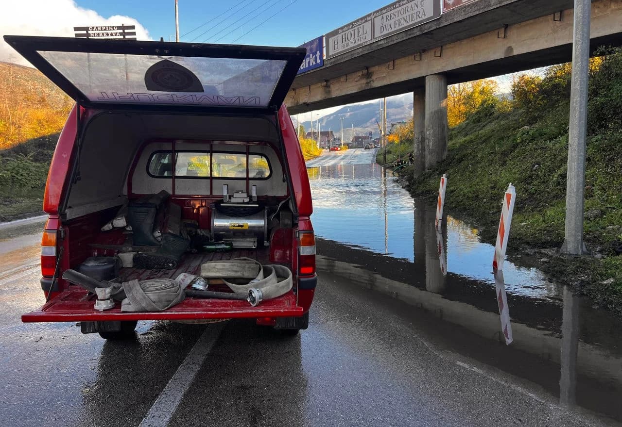 Vatrogasci ispumpavaju vodu s prometnice