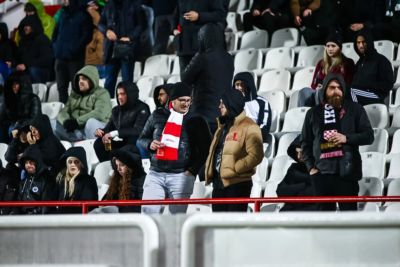 Tribine se lagano pune