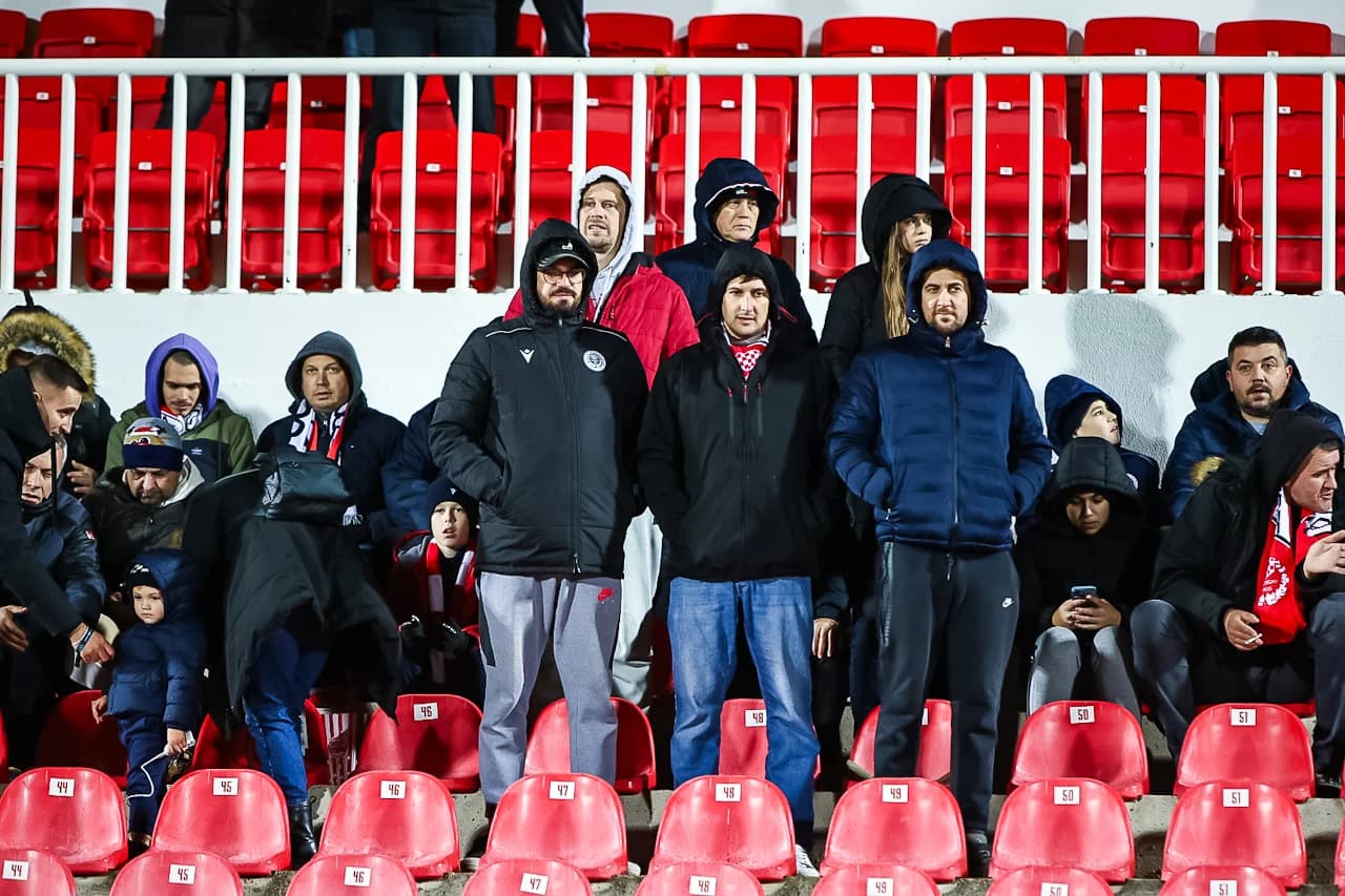 Promrznuti navijači na tribinama