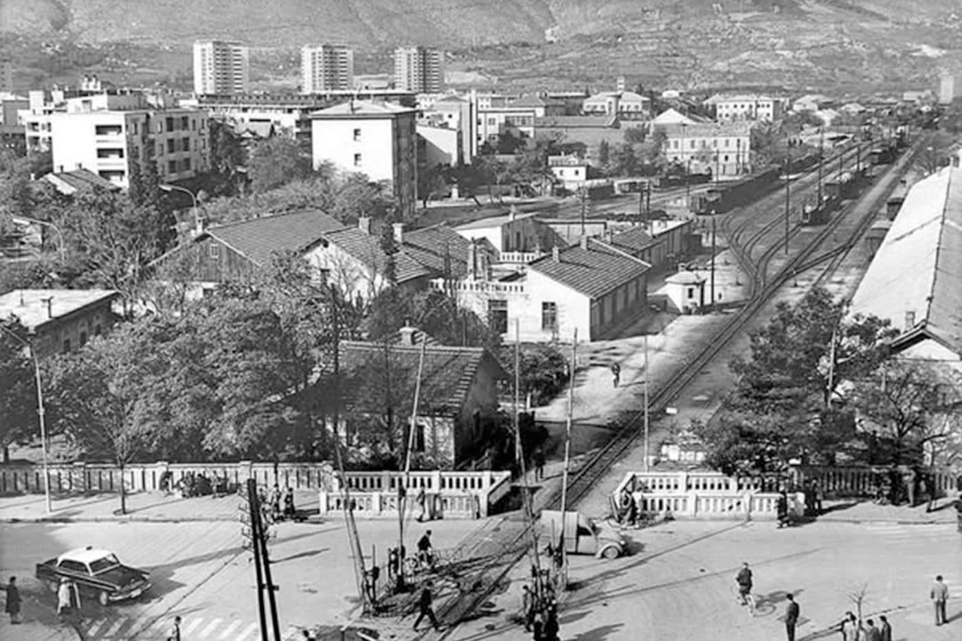 Raskrižje ispred Stare Gimnazije s rampama i pothodnikom