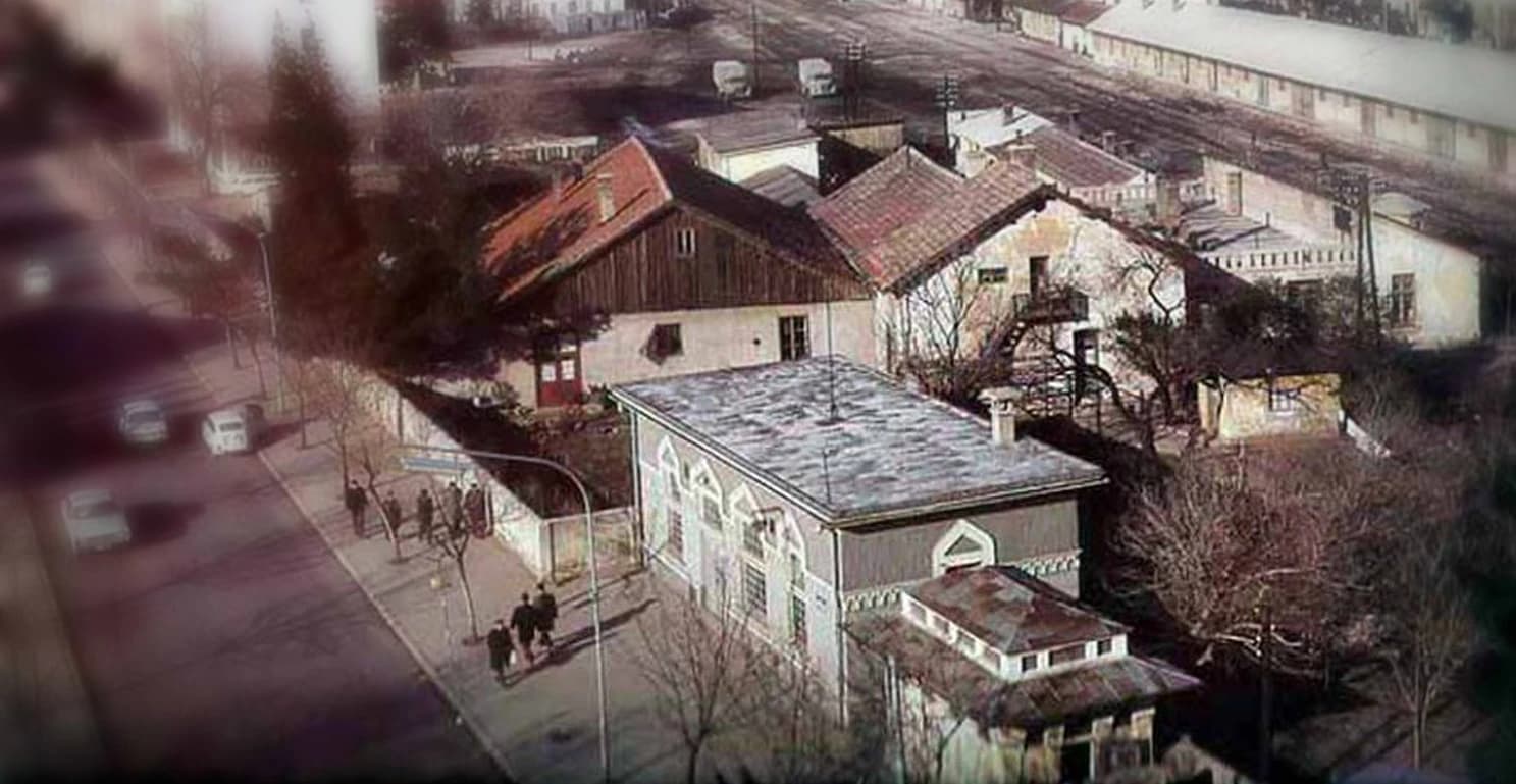 Javni toalet i trafo stanica u pseudomaurskom stilu na križanju današnjih ulica Kneza Domagoja i Kralja Zvonimira