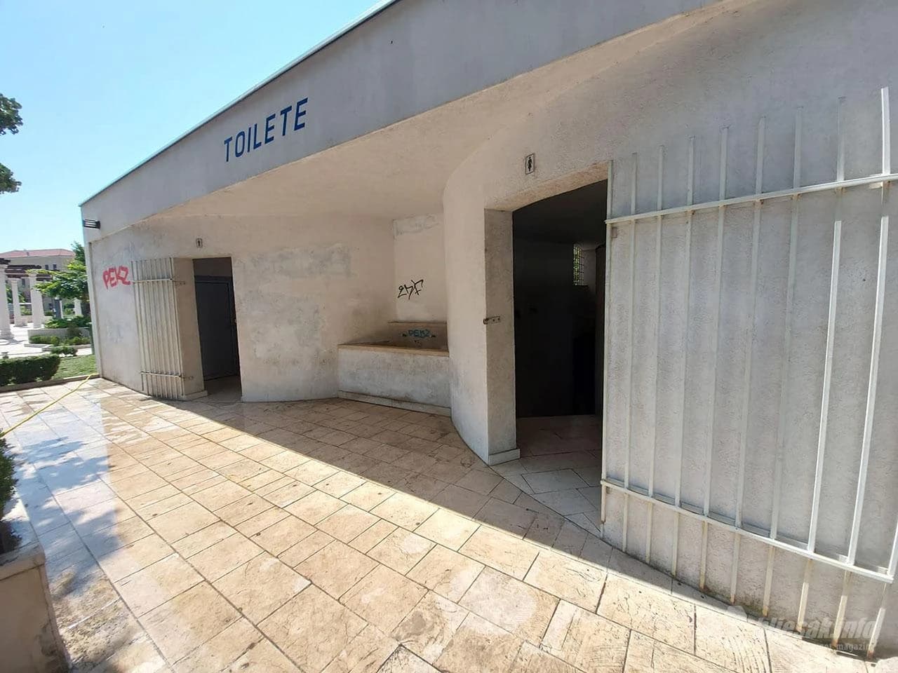 Moderni javni toalet na Španjolskom trgu