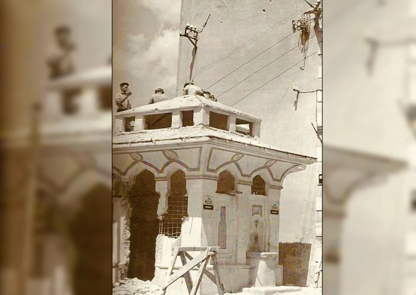 Komunističke vlasti ruše javni toalet na glavnoj ulici 1960. godine