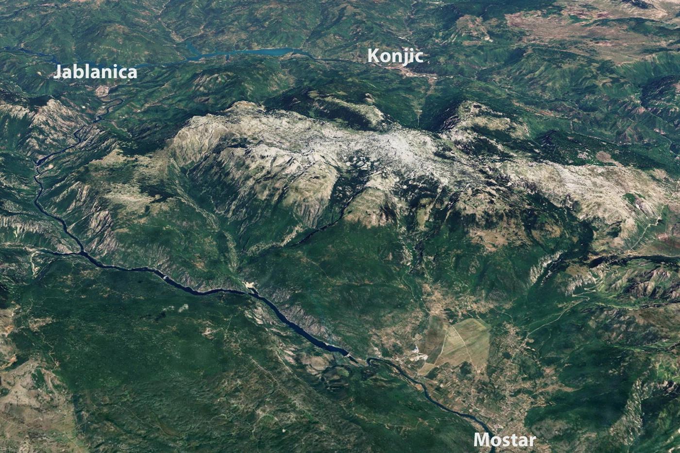 Smješten u središtu Dinarida, okružen Neretvom