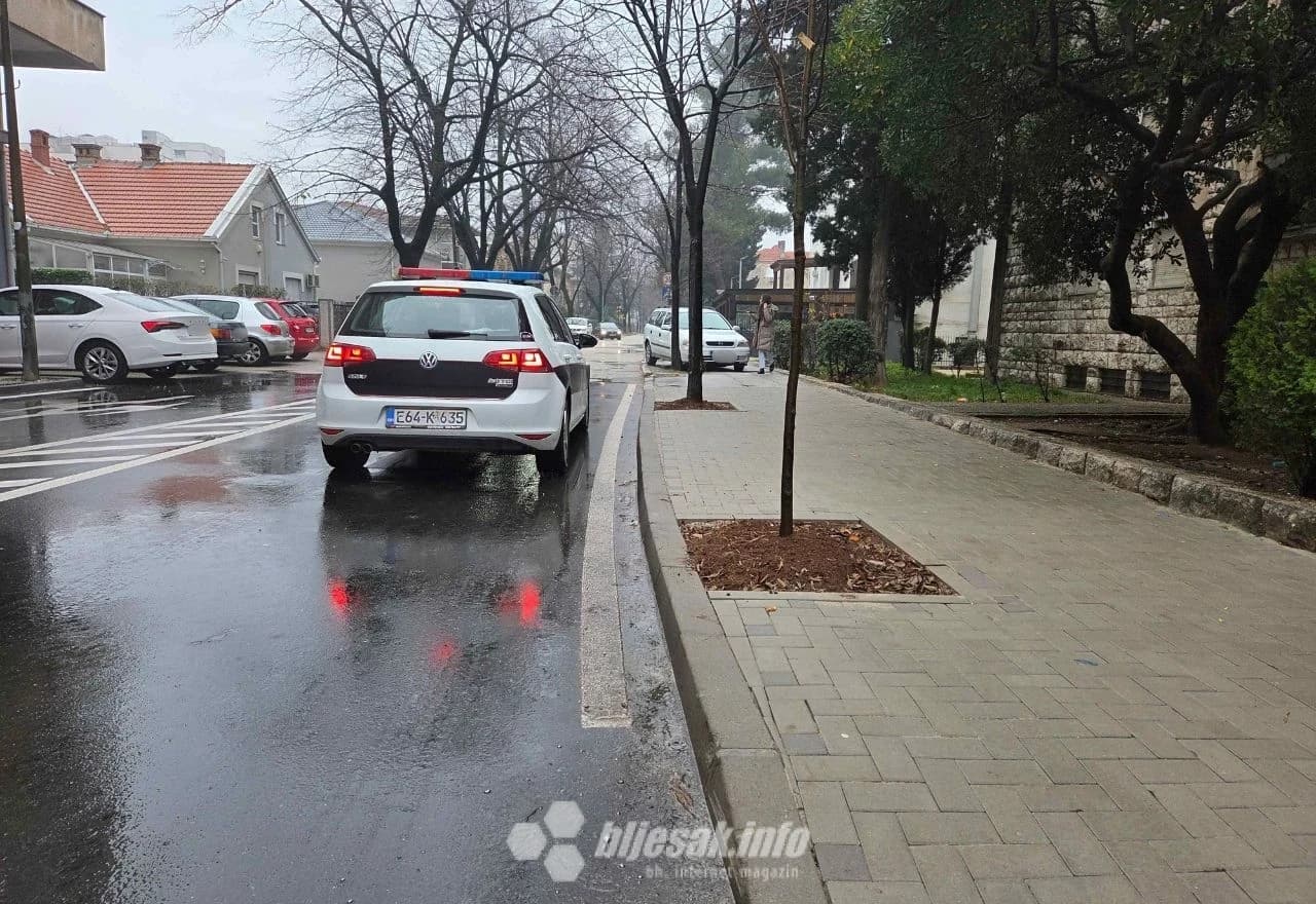 Policijski automobil u Ulici Alekse Šantića