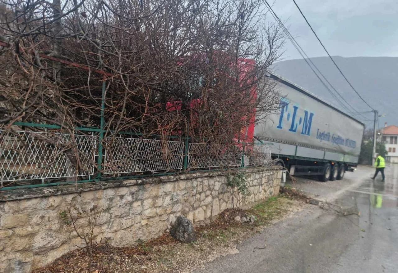 Kamion se zabio u kuću