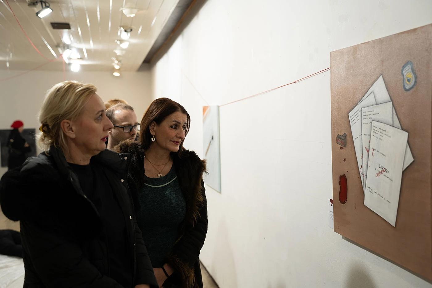 Izložba koja ne ostavlja ravnodušnim: Nemam kud otvorena u Tuzli