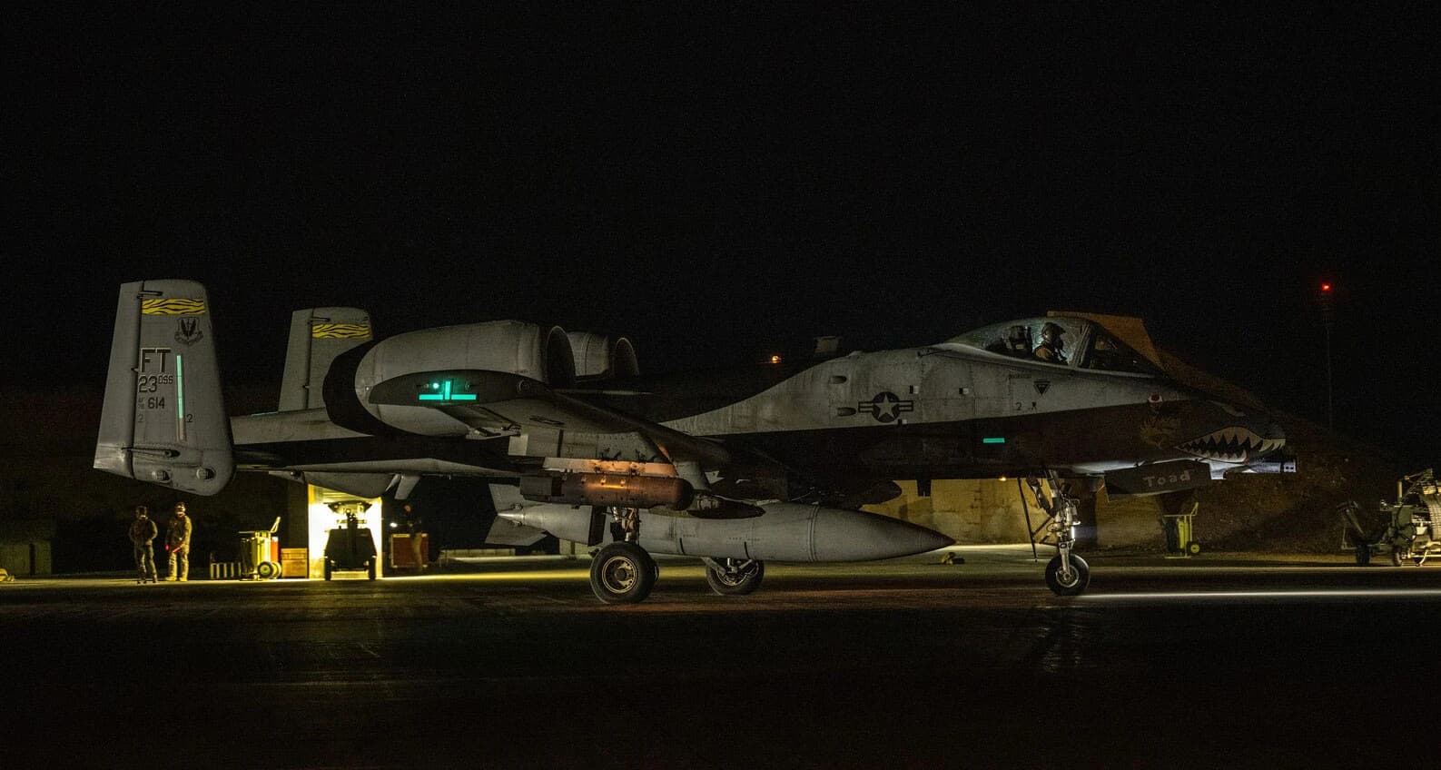 Zrakoplov A-10 Thunderbolt II taksira u bazi u području odgovornosti američkog Središnjeg zapovjedništva