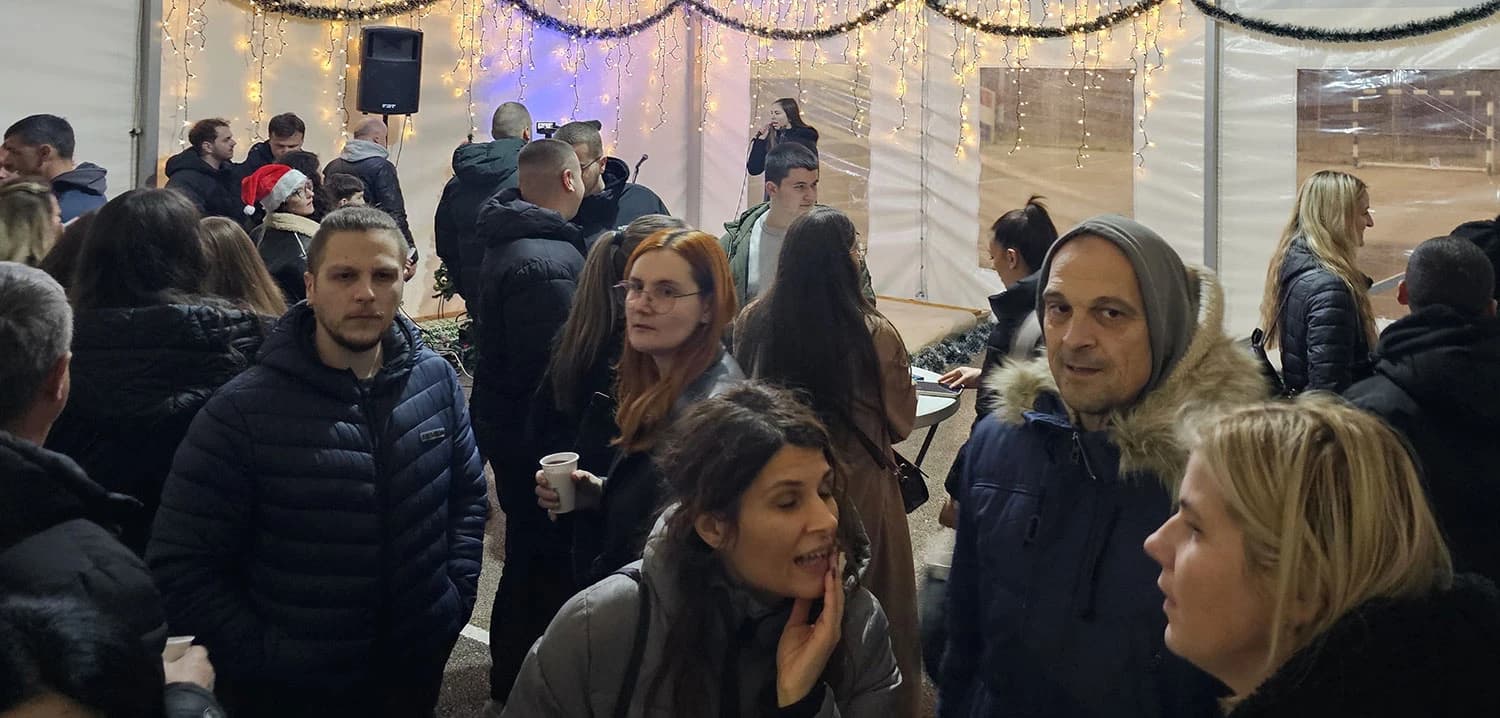 Advent u Bijelom Polju okupio župljane i goste: Božićne pjesme, folklor i bećarac do kasno u noć