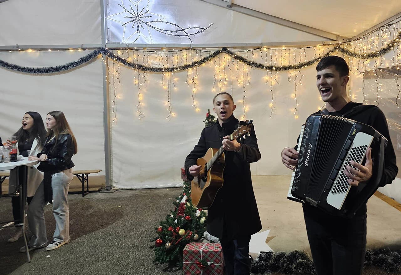 Advent u Bijelom Polju okupio župljane i goste: Božićne pjesme, folklor i bećarac do kasno u noć