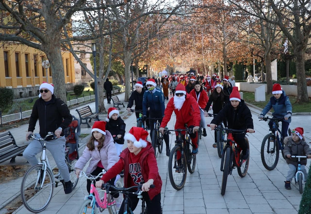 Djedovi Božićnjaci dijelili darove