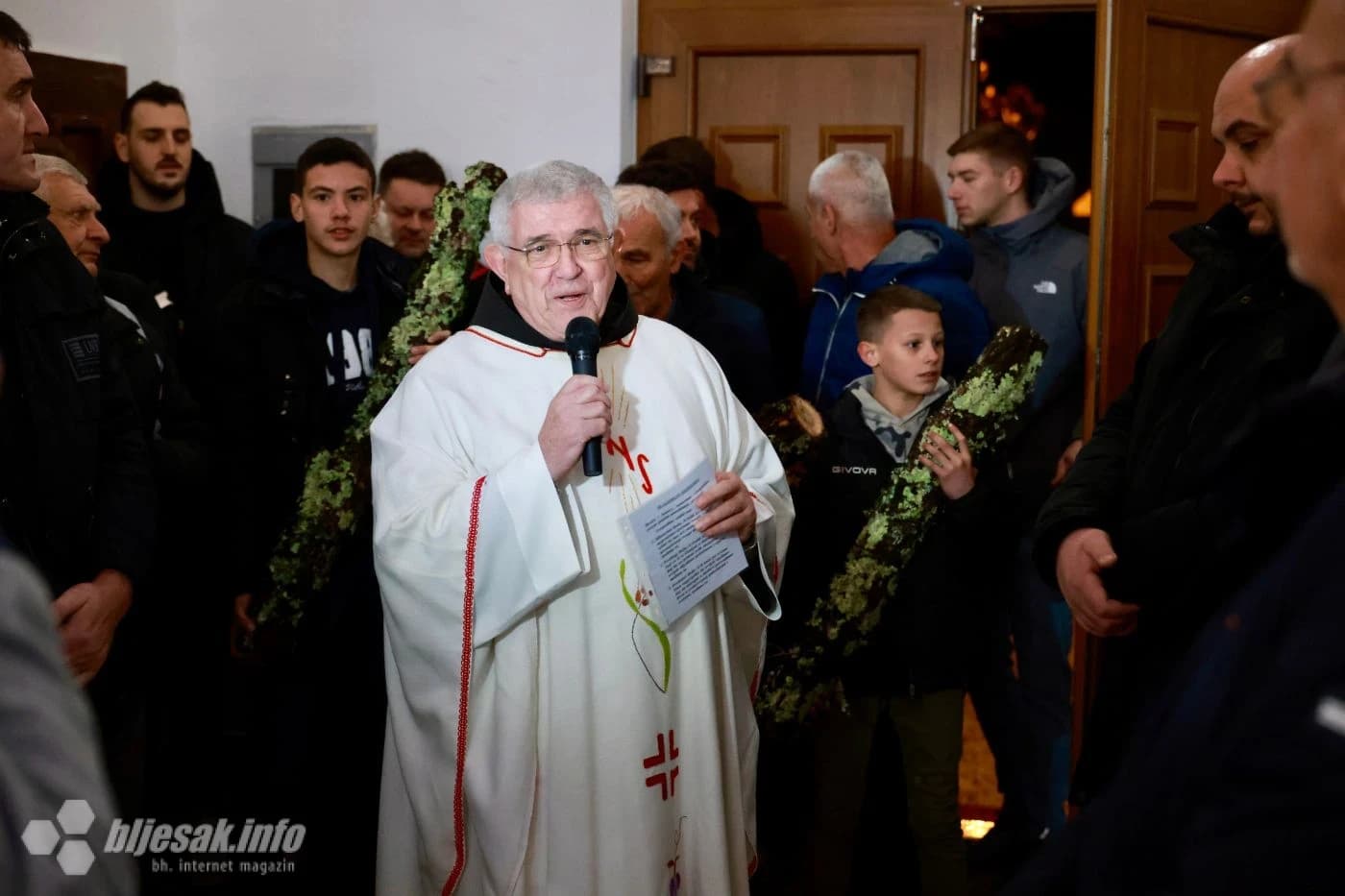 Polnoćka u Raškoj Gori započela vatrom badnjaka i snažnom porukom vjere