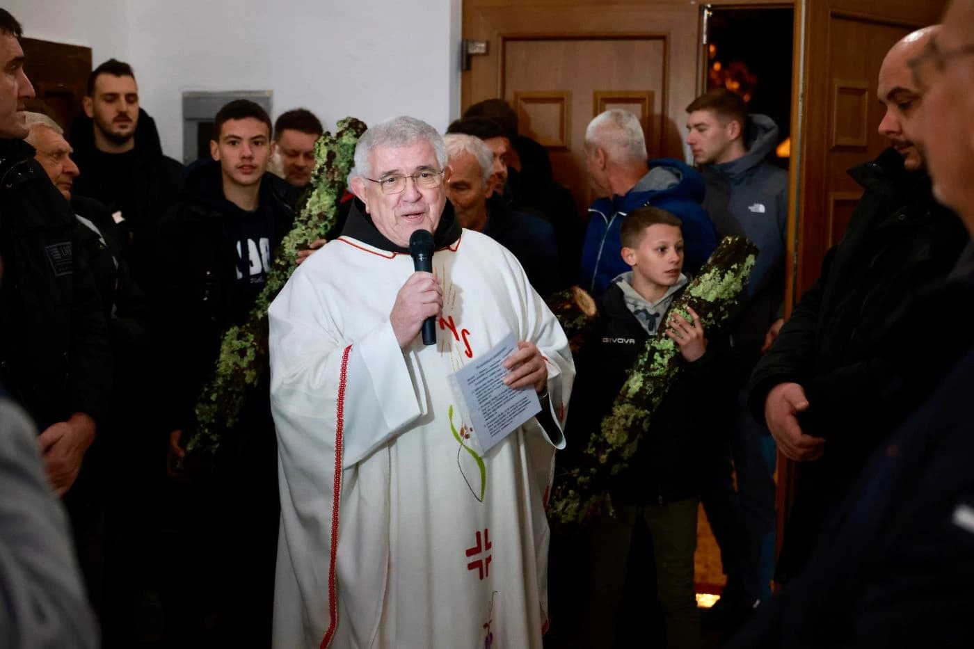 Polnoćka u Raškoj Gori započela vatrom badnjaka i snažnom porukom vjere