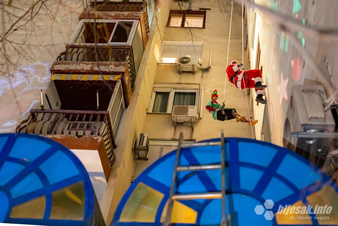 Djed Snjegoled spušta se među mališane