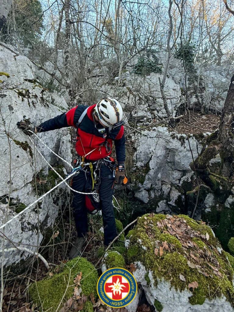 Akcija spašavanja psa iz jame