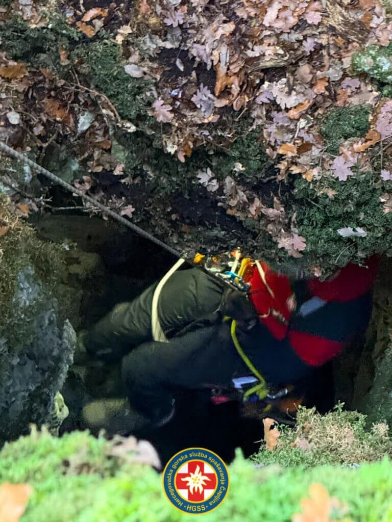 Akcija spašavanja psa iz jame