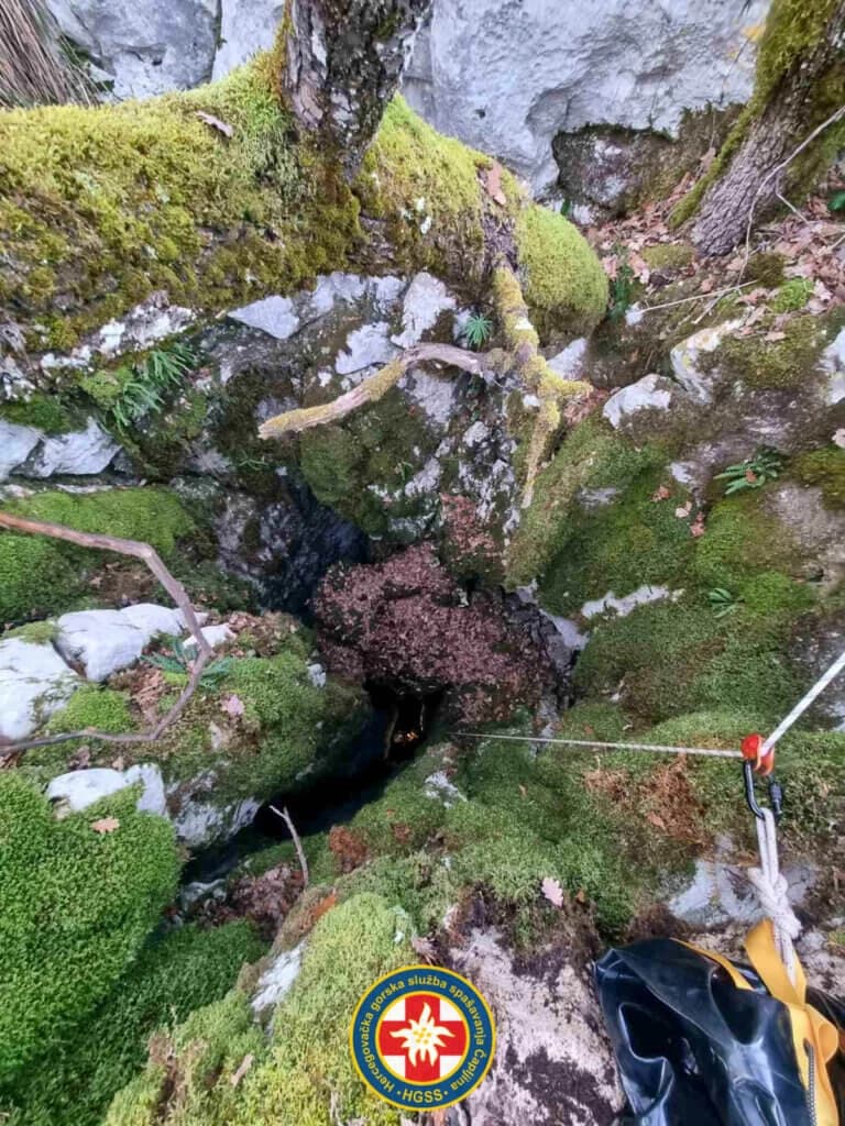 Akcija spašavanja psa iz jame