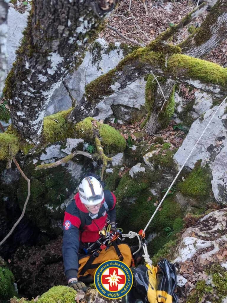 Akcija spašavanja psa iz jame
