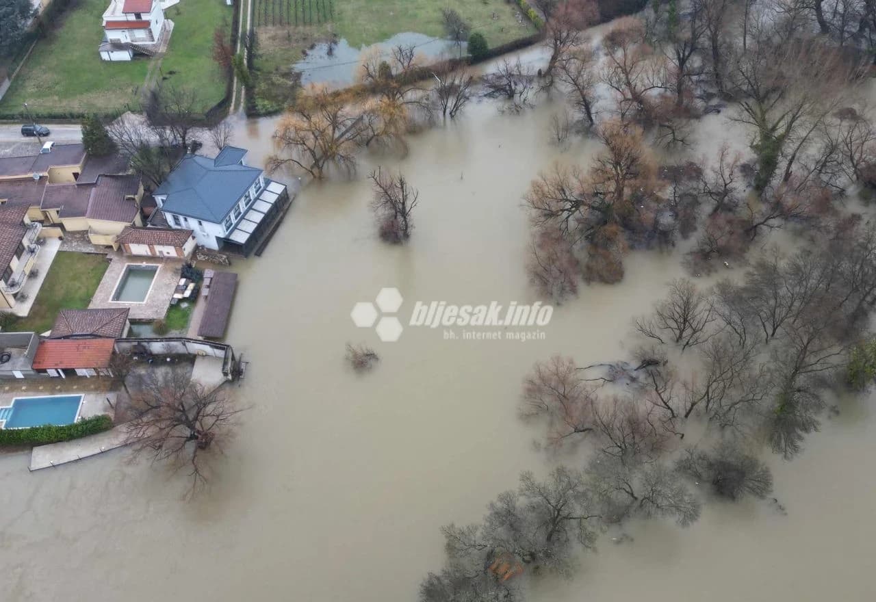 Prikaz nabujale rijeke Bune iz zraka