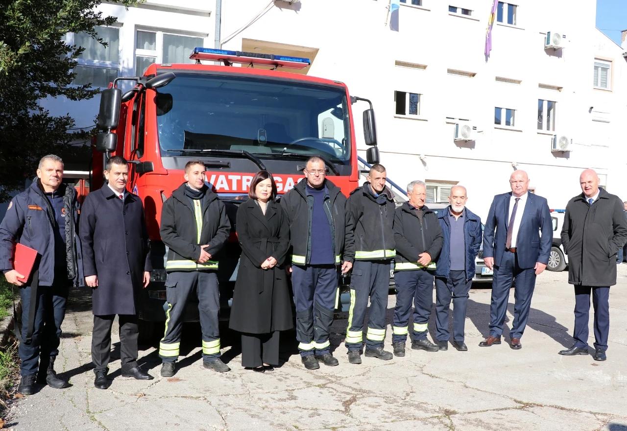 Vlada HNŽ-a donirala DVD-u Stolac novo vatrogasno vozilo
