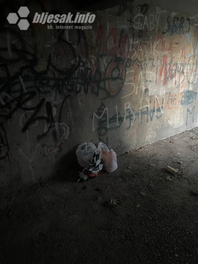 Prolaz između zgrada na Bijelom Brijegu