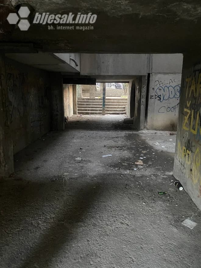 Prolaz između zgrada na Bijelom Brijegu