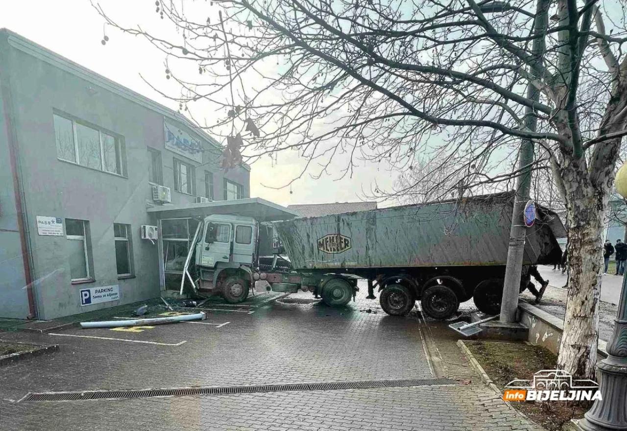 Šleper udario u zgradu poduzeća
