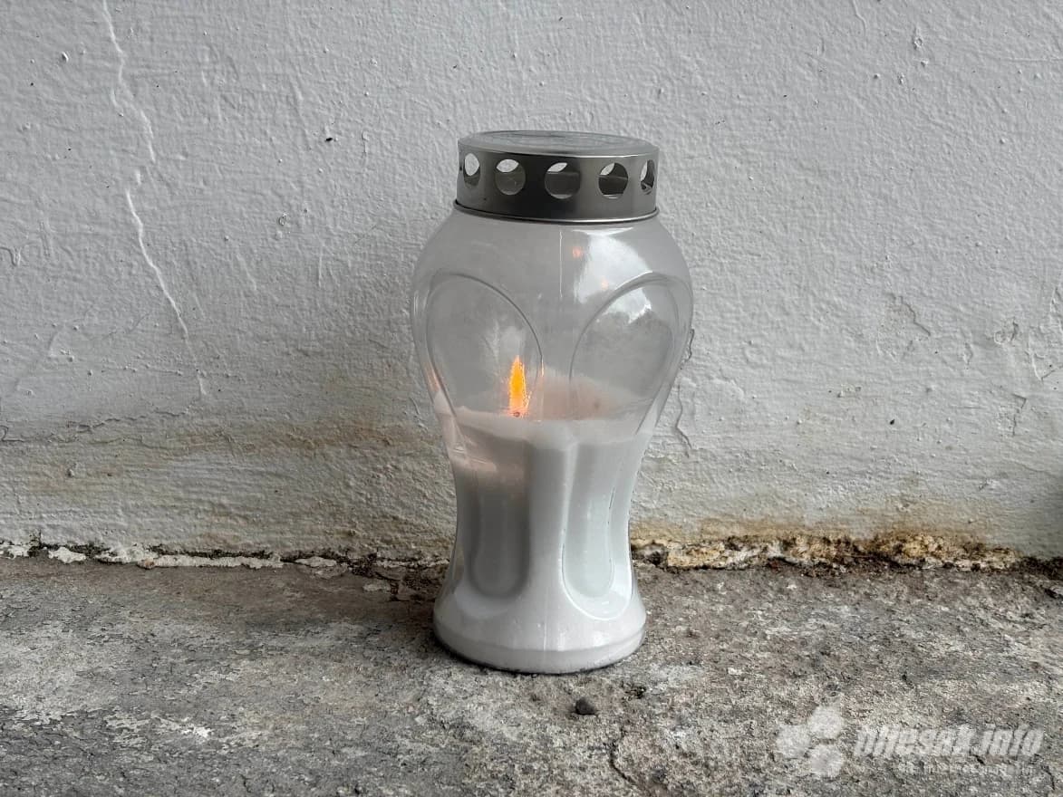 Zapaljena svijeća u spomen na stradale kod Mostarke