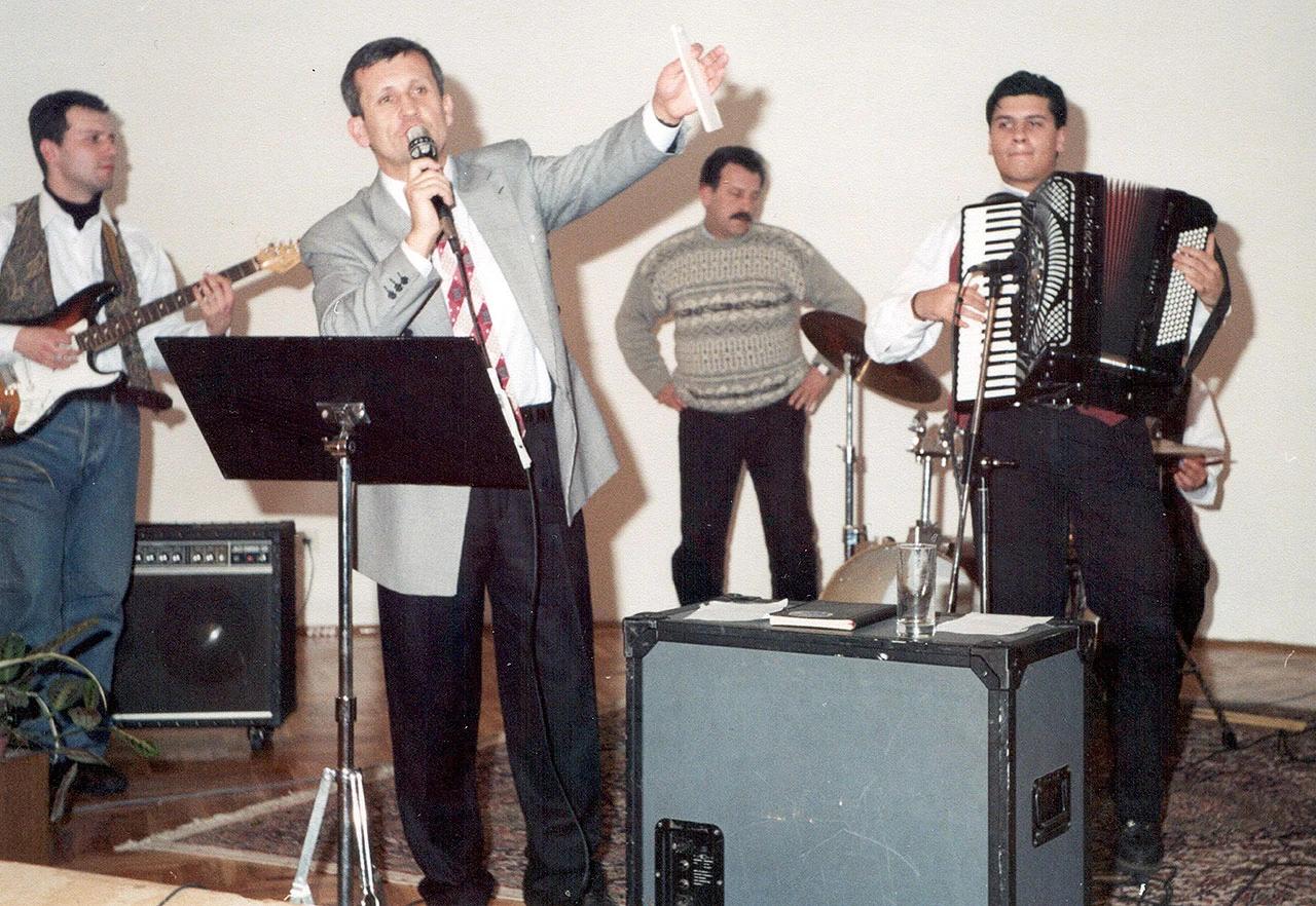 Nastup Tomislava Torovića uz orkestar prilikom proslave Dana jedinice