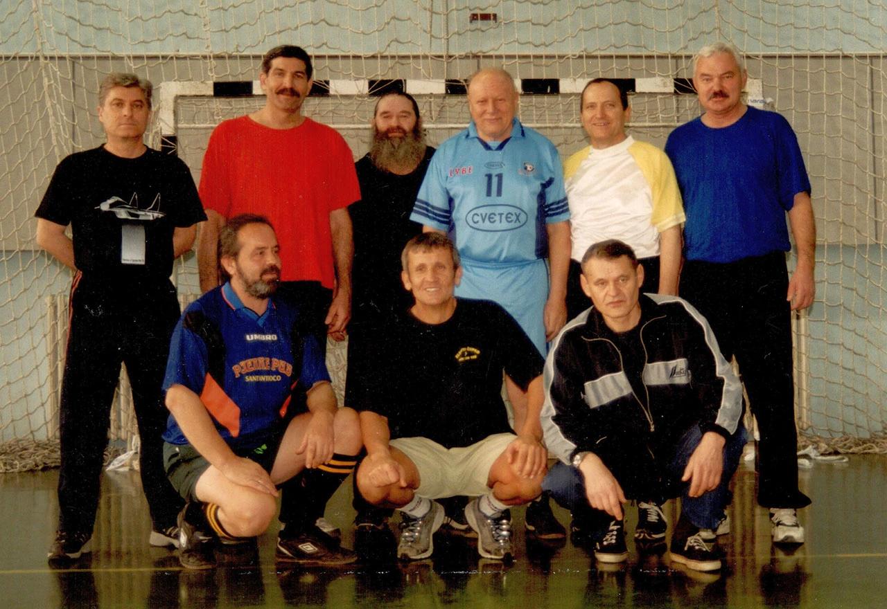 Sa fudbalskog susra između ''klasića'' prilikom jedne od godišnjica. Sa njima je i prof.Mitranić