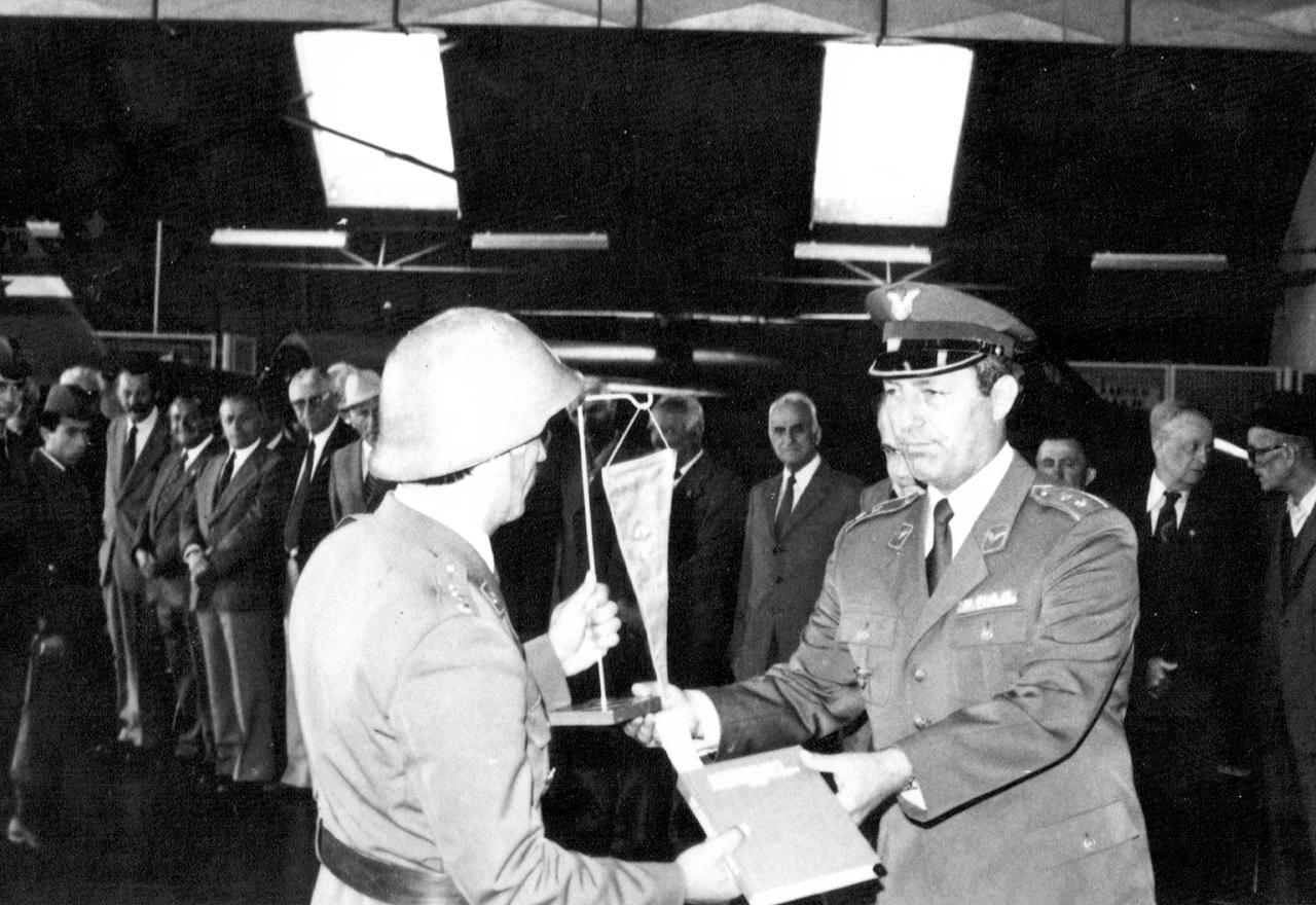 Komandant puka, Zvonko Kramar uručuje Tomislavu Toroviću prelaznu zastavicu i diplomu kao najboljem pilotu u jedinici 1981. god. Na tu svečanost su pozvani preživeli piloti iz II sv. rata