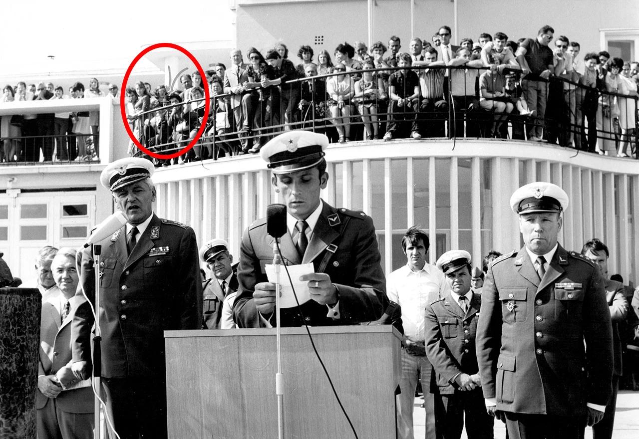 Tomislav čita pozdravni govor Titu prilikom svečanosti promocije u čin potporučnika 31. 08. 1973. U krugu iznad sa šeširom je Tomislavov otac