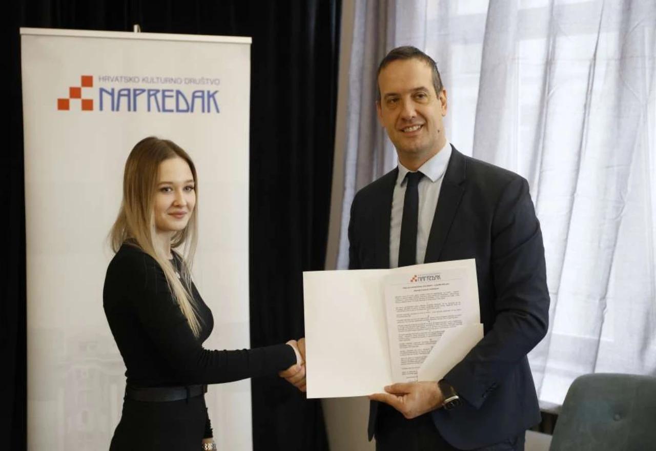 HKD Napredak dodijelio stipendije za 108 studenata