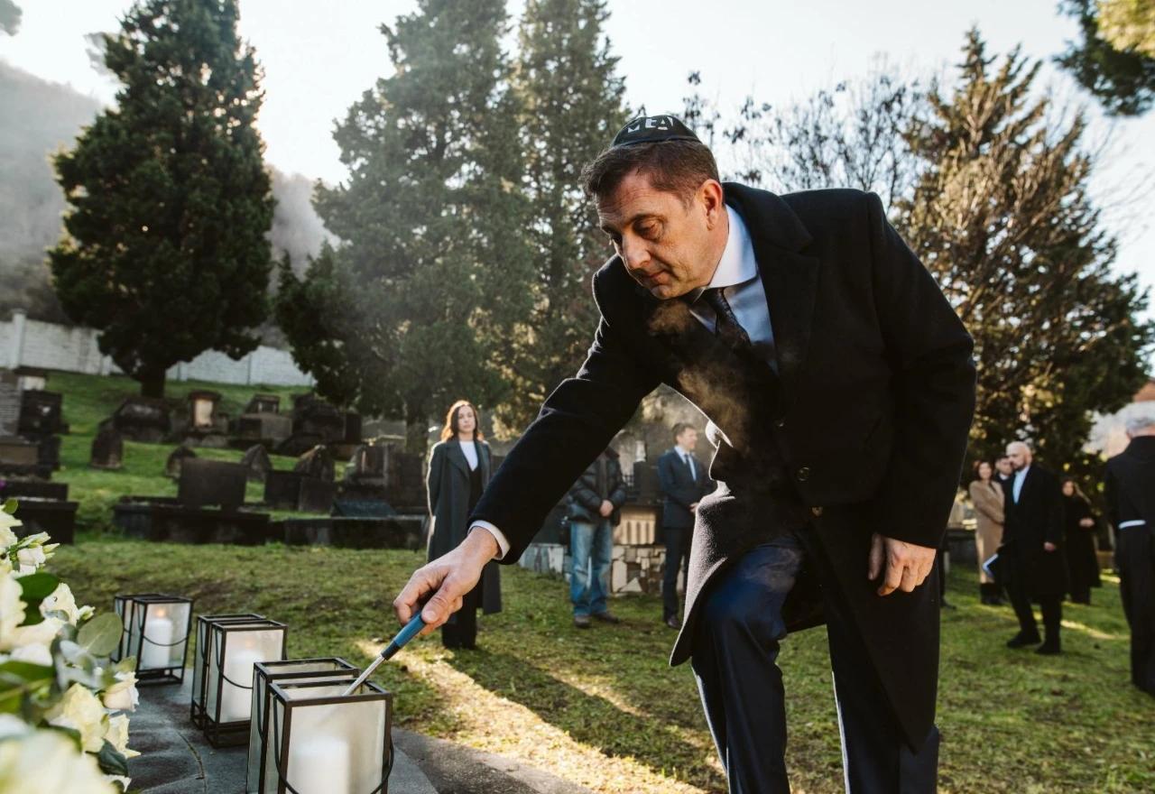 Gradonačelnik Mostara Mario Kordić pali svijeću