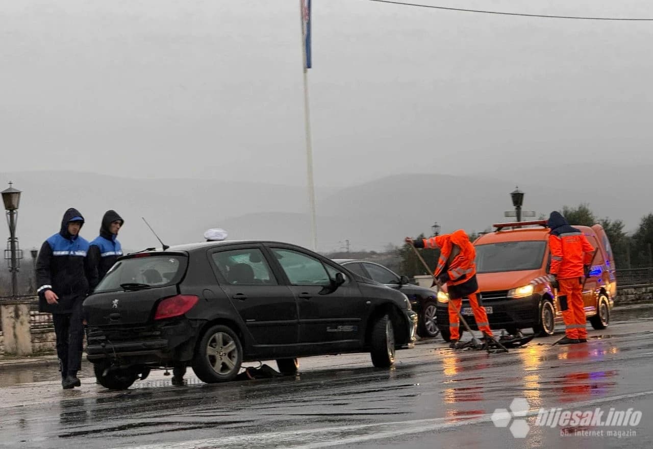 U nezgodi su sudjelovali N. K. (1973.), koji je upravljao vozilom marke Peugeot, te E. H. (1998.), koja je upravljala vozilom marke Mercedes.