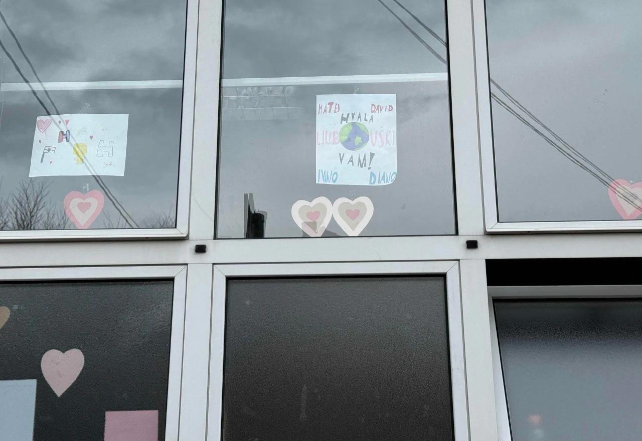 Crteži djece s porukama zahvalnosti