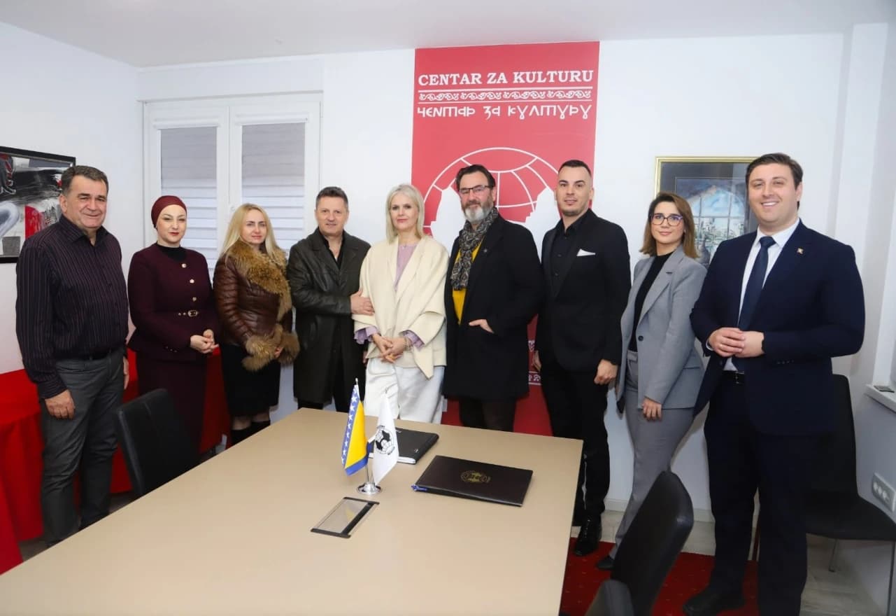 Organizacijski tim s pjevačkom Nihadom Alibegovićem