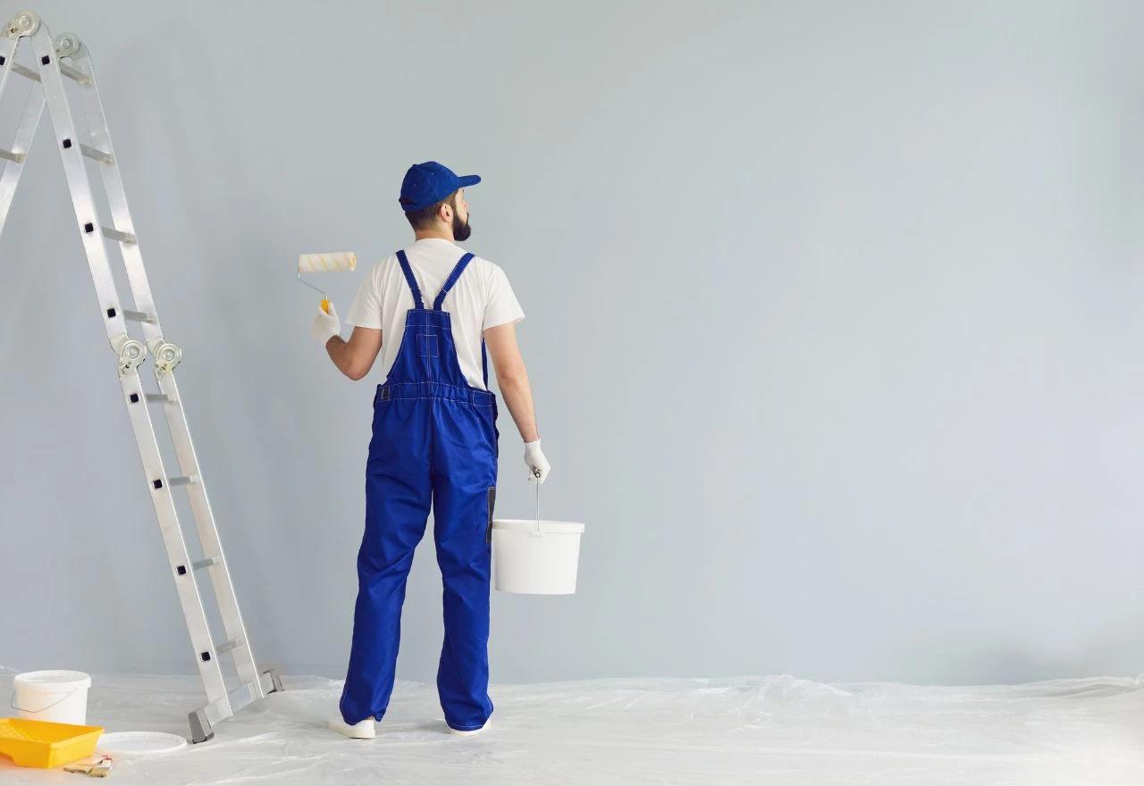 Muškarac s valjkom za bojanje