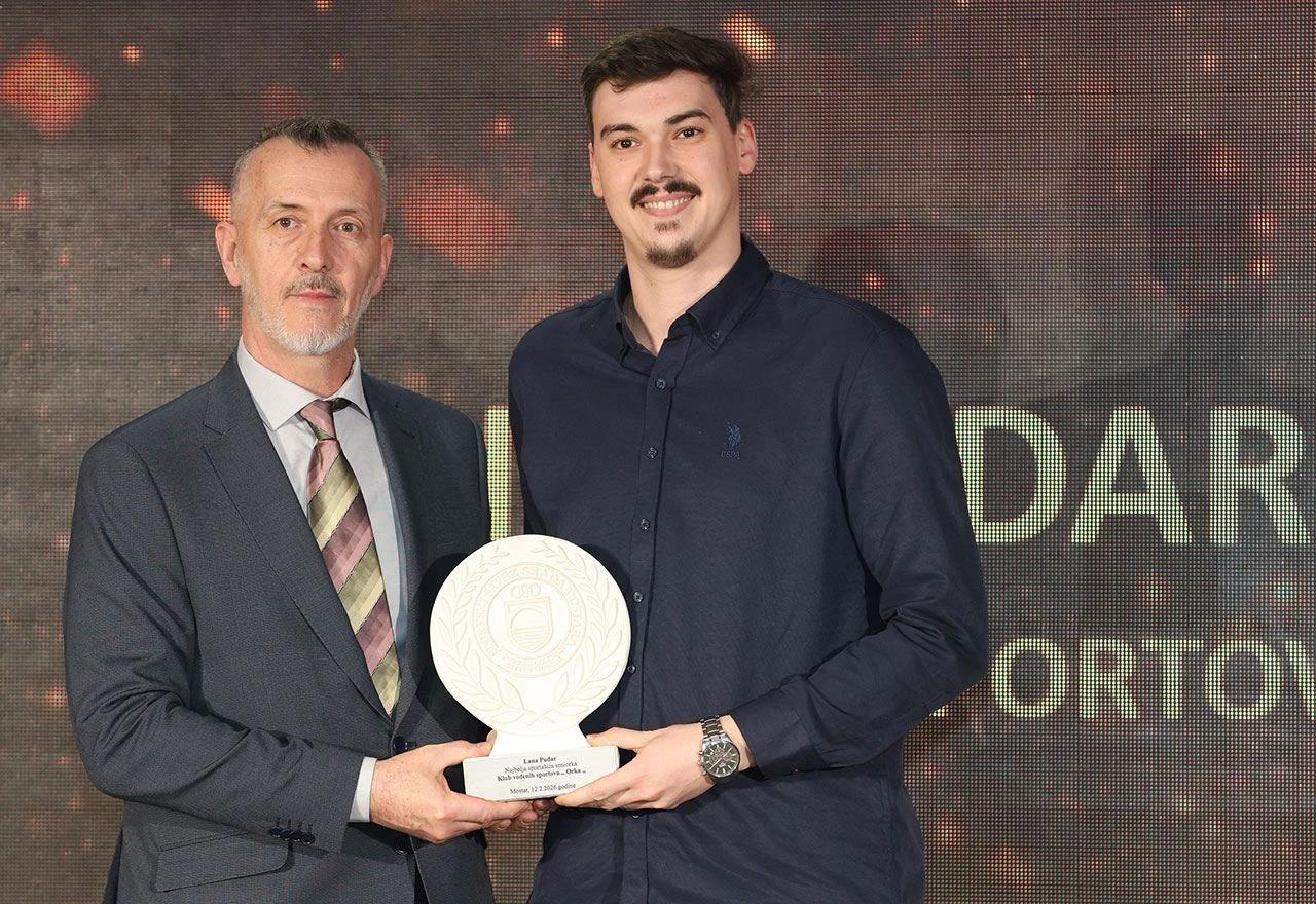 Najuspješnija sportašica seniorka u 2025. godini je Lana Pudar iz Kluba vodenih sportova Orka, a priznanje je u njezino ime preuzeo brat Nemanja Pudar.