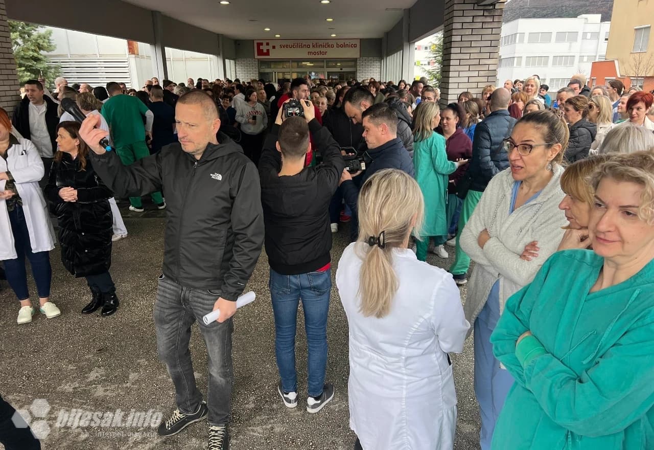 Okupljanje ispred SKB Mostar