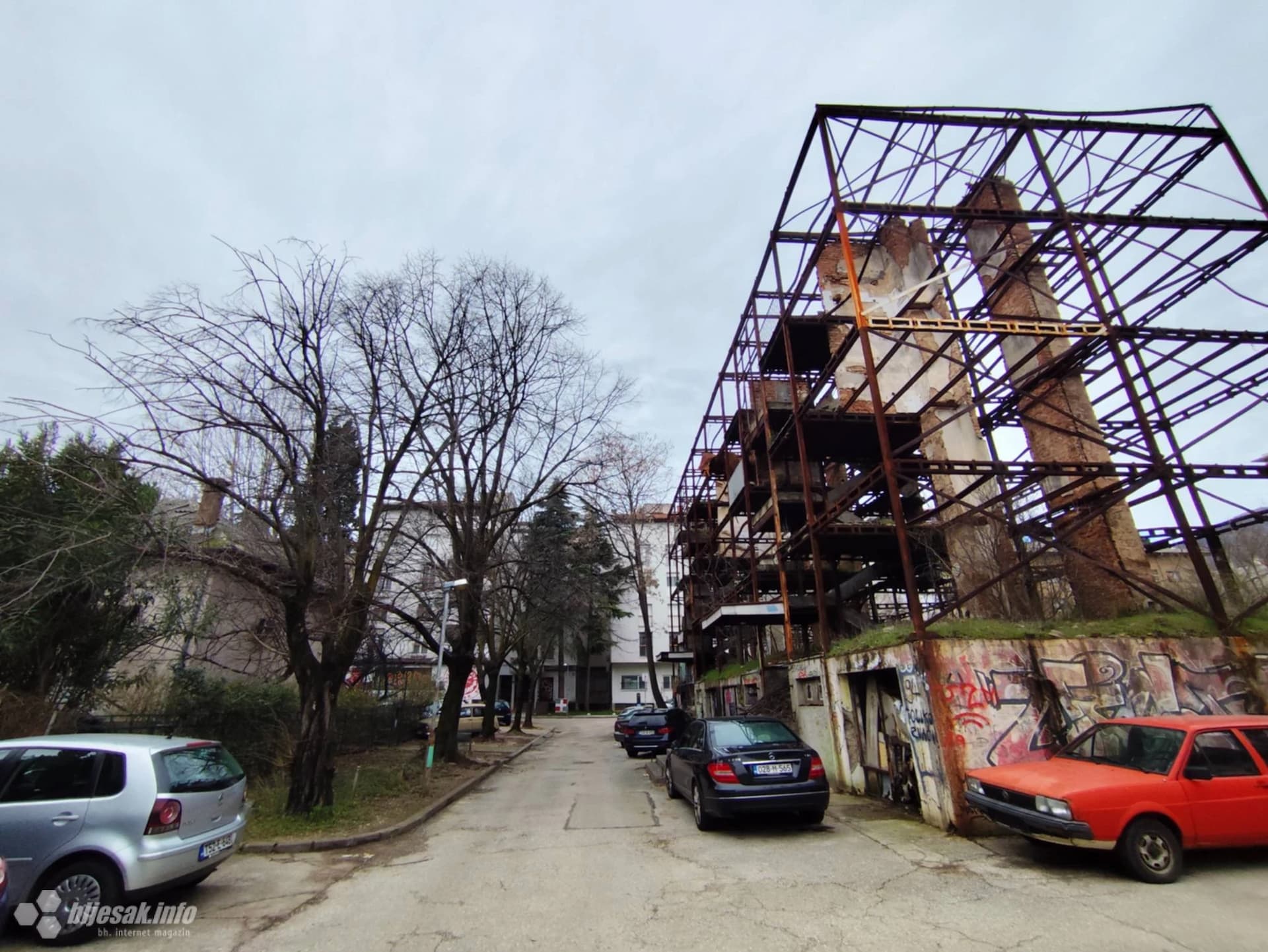 Izgorena zgrada u Zagrebačkoj ulici u Mostaru