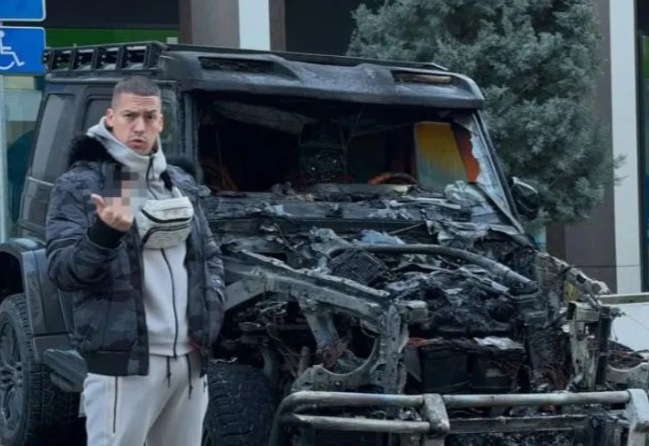 Baka Prase pored izgorenog automobila