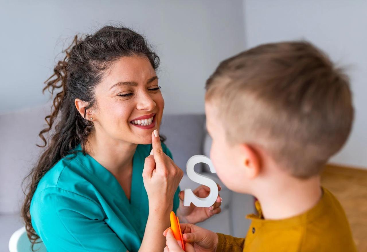 Dječak kod logopetkinje