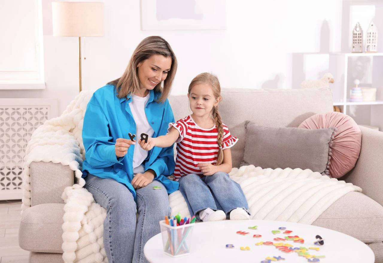 Majka u igri s djevojčicom