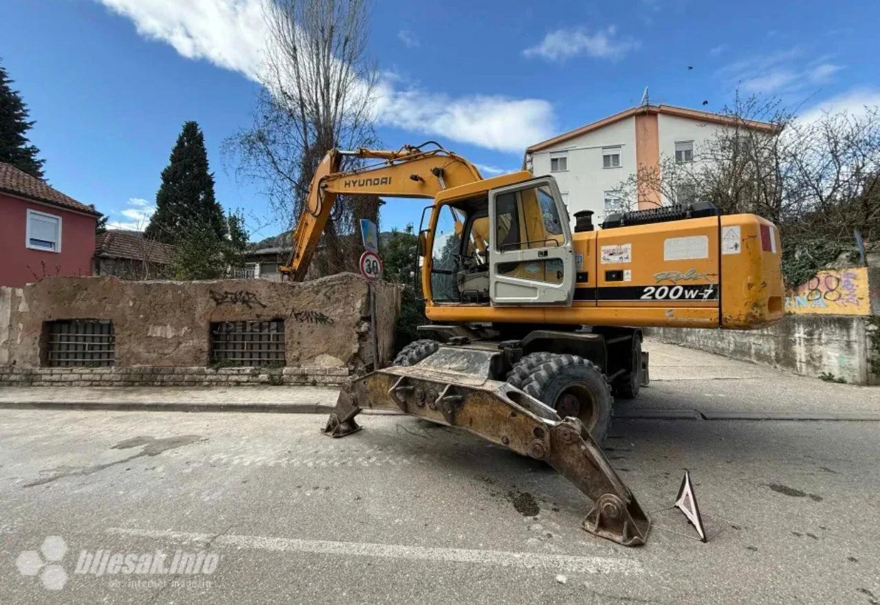 Uklanjanje ruševnog objekta u Mostaru