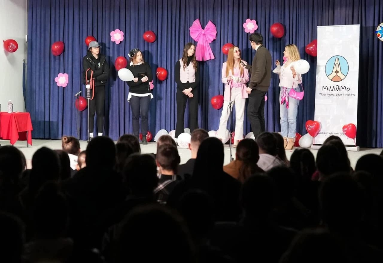 Mladi su na početku održali skeč koji prikazuje današnji površan način biranja partnera.