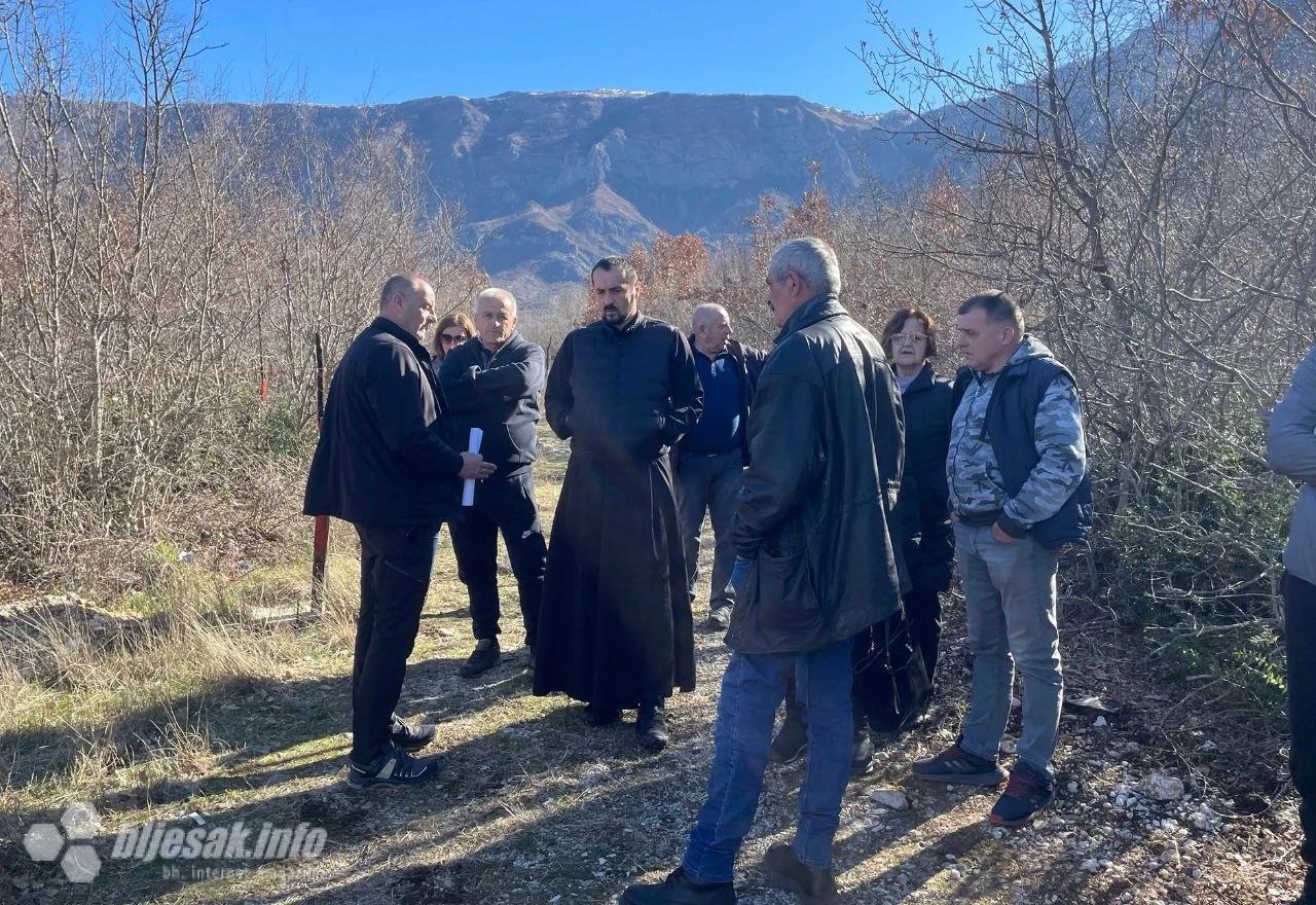 Na lokaciju je došao i pravoslavni svećenik Nebojša Radić