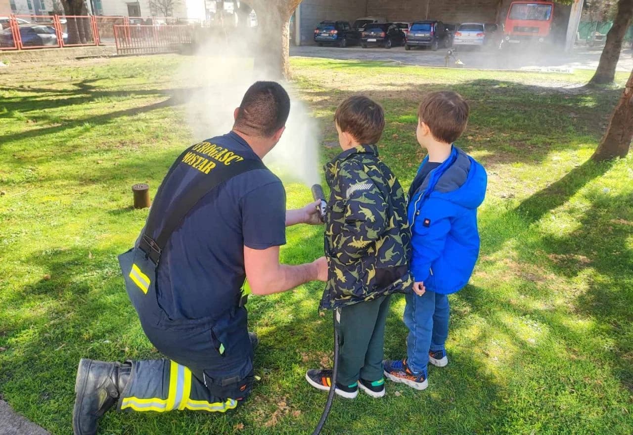 Vatrogasac je pokazivao djeci kako se gasi vatra